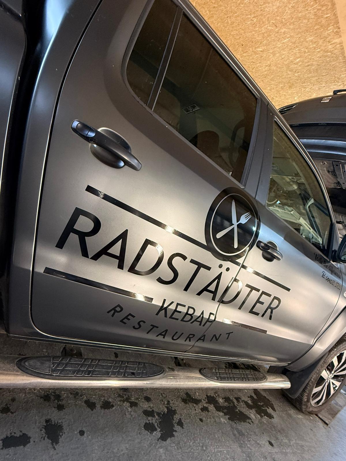 Audi-Flotte vor der Designfabri.cc Halle