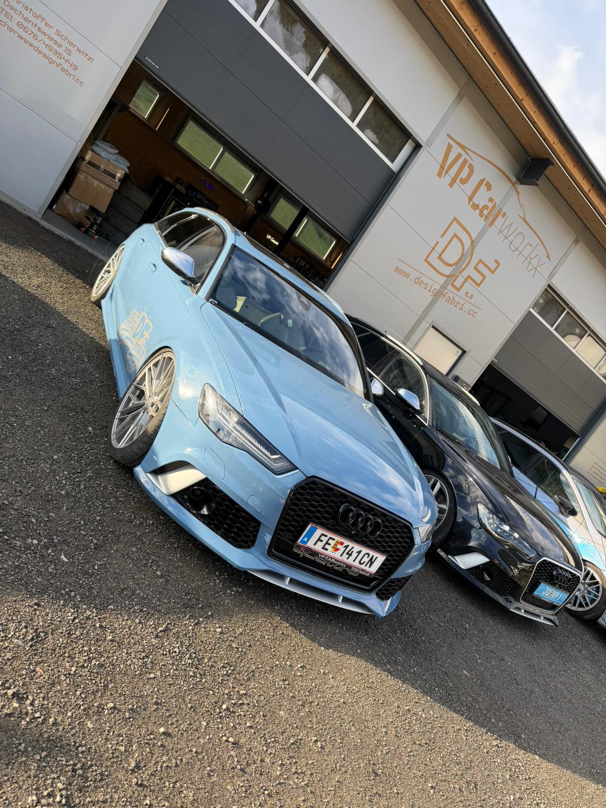 Designfabri.cc Werkstatt mit Audi RS6 vor der Halle
